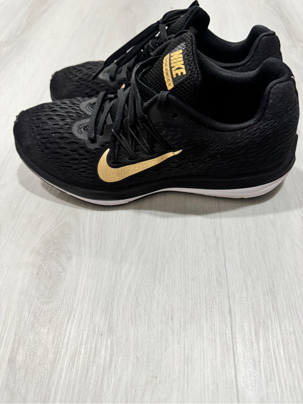 Nike Zoom Winflo 5 Womens  Sz7.5 Black Gold Metallic Swoosh Mesh Athletic Sporty